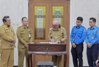 Bupati Temanggung Agus Setyawan minta BUMD tingkatkan kinerja dan kontribusi PAD. Evaluasi akhir tahun jadi dasar perbaikan tata kelola menuju 2026.