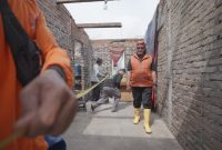 Puting beliung terjang Dusun Petarangan, Temanggung. Bupati Agus Setyawan turun langsung, instruksikan bantuan darurat agar warga tak kedinginan.