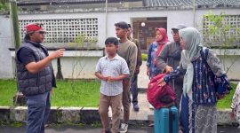 Bupati Temanggung bersama keluarga Seni (47), pekerja migran asal Dusun Letih, Desa Mergowati, Kecamatan Kedu, yang diduga mengalami penyiksaan di Malaysia.
