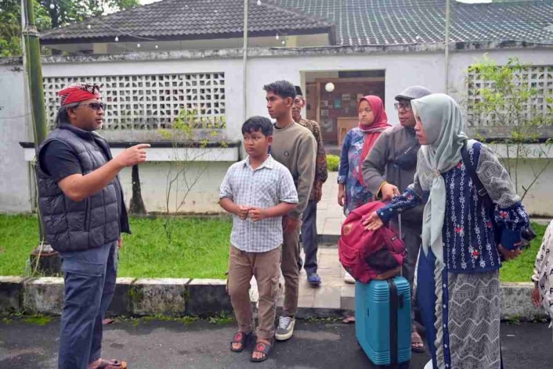 Bupati Temanggung bersama keluarga Seni (47), pekerja migran asal Dusun Letih, Desa Mergowati, Kecamatan Kedu, yang diduga mengalami penyiksaan di Malaysia.