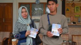 Ricky Alvian akhirnya terbang ke Malaysia untuk menemui ibunya, Seni (47), pekerja migran asal Dusun Letih, Desa Mergowati, Kecamatan Kedu, yang diduga mengalami penyiksaan di Malaysia.