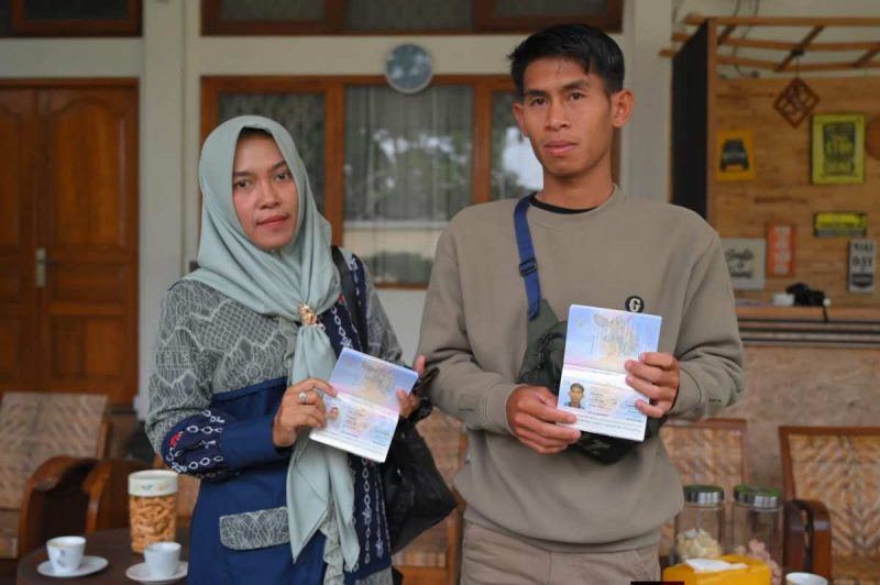 Ricky Alvian akhirnya terbang ke Malaysia untuk menemui ibunya, Seni (47), pekerja migran asal Dusun Letih, Desa Mergowati, Kecamatan Kedu, yang diduga mengalami penyiksaan di Malaysia.