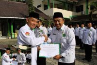 Kemenag Temanggung serahkan SK pensiun kepada dua ASN dalam apel akhir tahun 2025. Ahmad Sugijarto dan Emmanuel Amos resmi purna tugas.