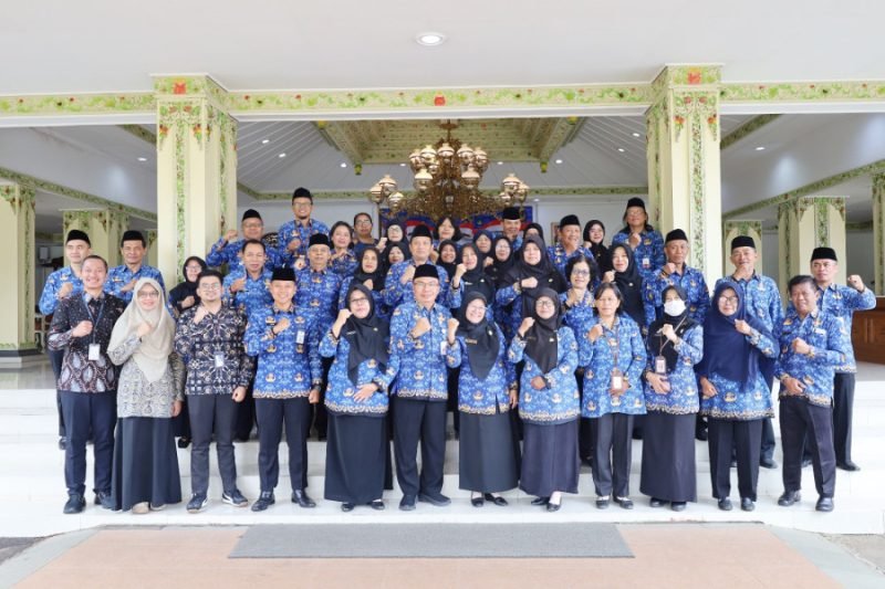 Pemkab Temanggung lepas 25 ASN yang memasuki masa purna tugas per 1 Januari 2026. Upacara berlangsung khidmat di Pendopo Jenar, disertai penyerahan penghargaan dan sosialisasi Taspen.