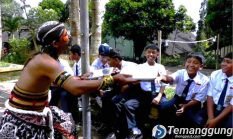 Kreatif, Petugas SPPG di Temanggung Antar Makanan Bergizi dengan Kostum Warok