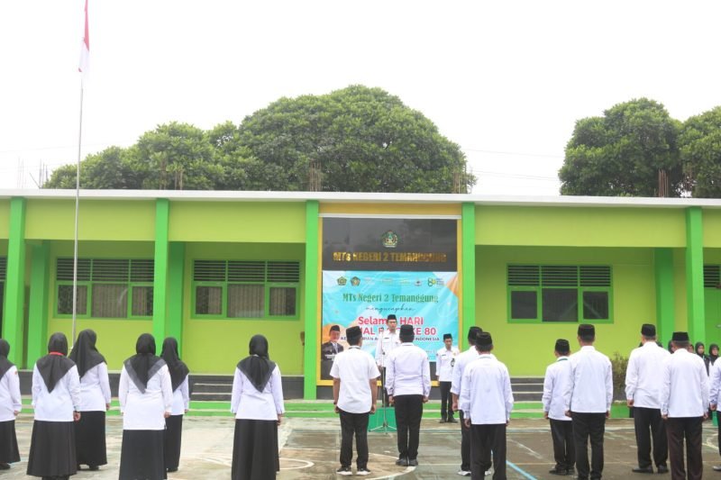 MTsN 2 Temanggung gelar upacara bendera peringati Hari Amal Bakti ke-80 Kemenag. 