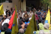 BupatiTemanggung saat menemui Masa Aksi Demo dari PMII.