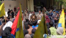 BupatiTemanggung saat menemui Masa Aksi Demo dari PMII.
