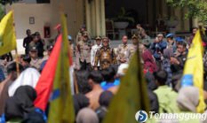 Demo PMII Temanggung Berlangsung Adem, Bupati Agus Gondrong Nyanyi “Darah Juang” Bersama Mahasiswa