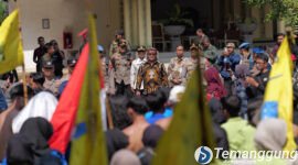 BupatiTemanggung saat menemui Masa Aksi Demo dari PMII.