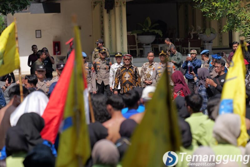 BupatiTemanggung saat menemui Masa Aksi Demo dari PMII.