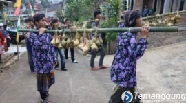 Tradisi sadranan kupat sewu di Temanggung.
