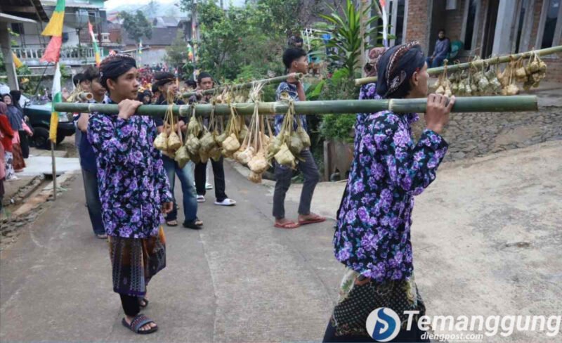 Tradisi sadranan kupat sewu di Temanggung.