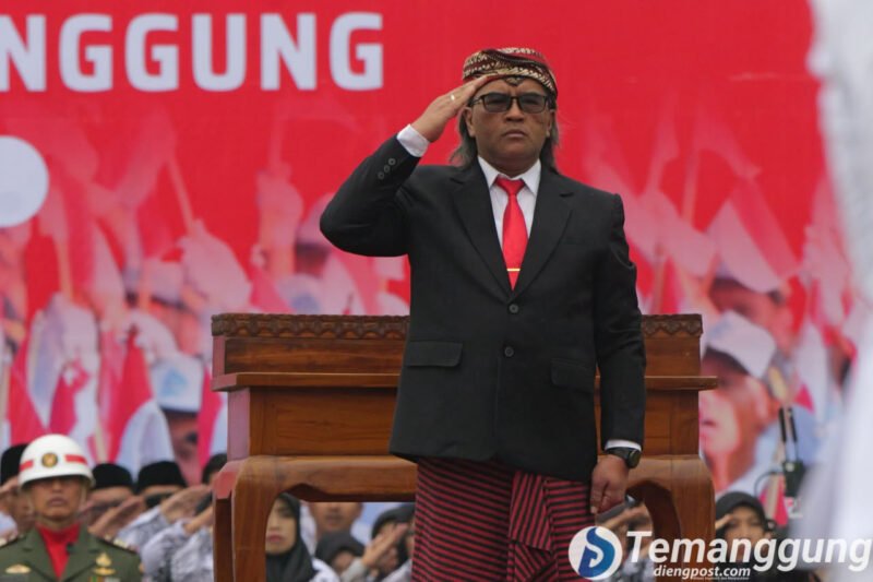Bupati Temanggung Agus Setyawan saat memimpin upacara HUT ke 81 RI.