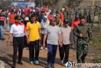Bupati Temanggung Bersama Ratusan Warga Gotong Royong Rawat Monumen Bambang Soegeng
